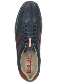 Marineblå lædersneaker med røde accenter, perforeret design, elastiske snørebånd, cremet inderside og syet beige sål. Logo på tungen.