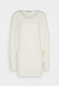 Pull en maille blanc à manches longues côtelées avec un large col dégagé et des poignets ajustés, présenté sur un fond uni.