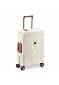 Valigia rigida color crema con finitura testurizzata, dettagli in bronzo, maniglia estraibile e quattro ruote girevoli per una facile mobilità.