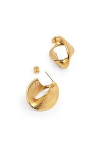 Orecchini a cerchio in tonalità oro con un design a spirale, superficie testurizzata e forma aperta. Include un perno rimovibile per un fissaggio sicuro.