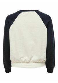 Sudadera de tipo pulóver con cuerpo en color crema, mangas raglán en azul marino, dobladillo y puños elásticos, textura suave y corte clásico.