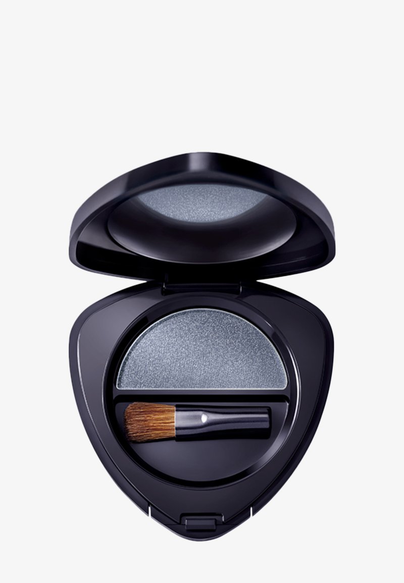 Kompakt mit schimmerndem silbernem Lidschatten und kleinem, schräg geschnittenem Pinsel in schwarzer dreieckiger Dose mit Spiegel im Deckel.