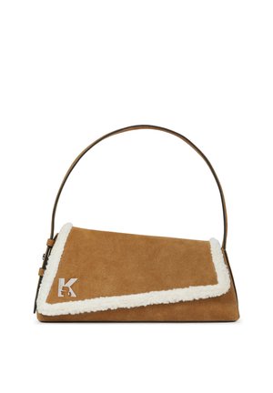 Sac à main en daim marron avec garniture en peau de mouton blanche et rabat incliné, doté d'une seule bandoulière et d'un logo métallique "K" à l'avant.