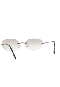 Occhiali da sole con lenti ovali traslucide, leggero telaio in metallo argento, bracci in plastica nera e poggiatesti regolabili. Design minimalista.