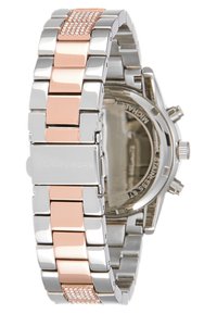 Orologio in acciaio inossidabile con bracciale a catena in tonalità argento e oro rosa. Caratterizzato da un dettaglio accentato da cristalli sul cinturino.
