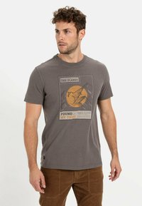 Graues Baumwoll-T-Shirt mit einem Grafikdesign von Bergen und einer orangefarbenen Sonne, Text mit der Aufschrift "DER PLANET HAT MEINEN STAMM GEFUNDEN" und einem runden Halsausschnitt.