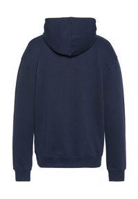 Granatowa bluza z kapturem, wykonana z bawełny, z dużym kapturem, długimi rękawami oraz ściągaczami na mankietach i dole, o luźnym kroju bez nadruku na przodzie.