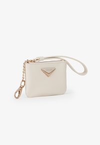 Piccola pochette rettangolare beige con catena dorata, chiusura e placca con logo "MIRIADE" sul davanti, su uno sfondo bianco.