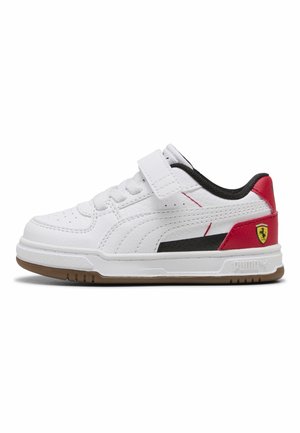 Weißer Kindersneaker mit Klettverschluss, rotem Fersenakzent, schwarzer Innenausstattung und brauner Sohle, mit Ferrari-Logo an der Seite.