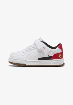 Scarpa da ginnastica bianca per bambini con chiusura a strappo, dettaglio rosso sul tallone, fodera interna nera e suola marrone, con logo Ferrari sul lato.
