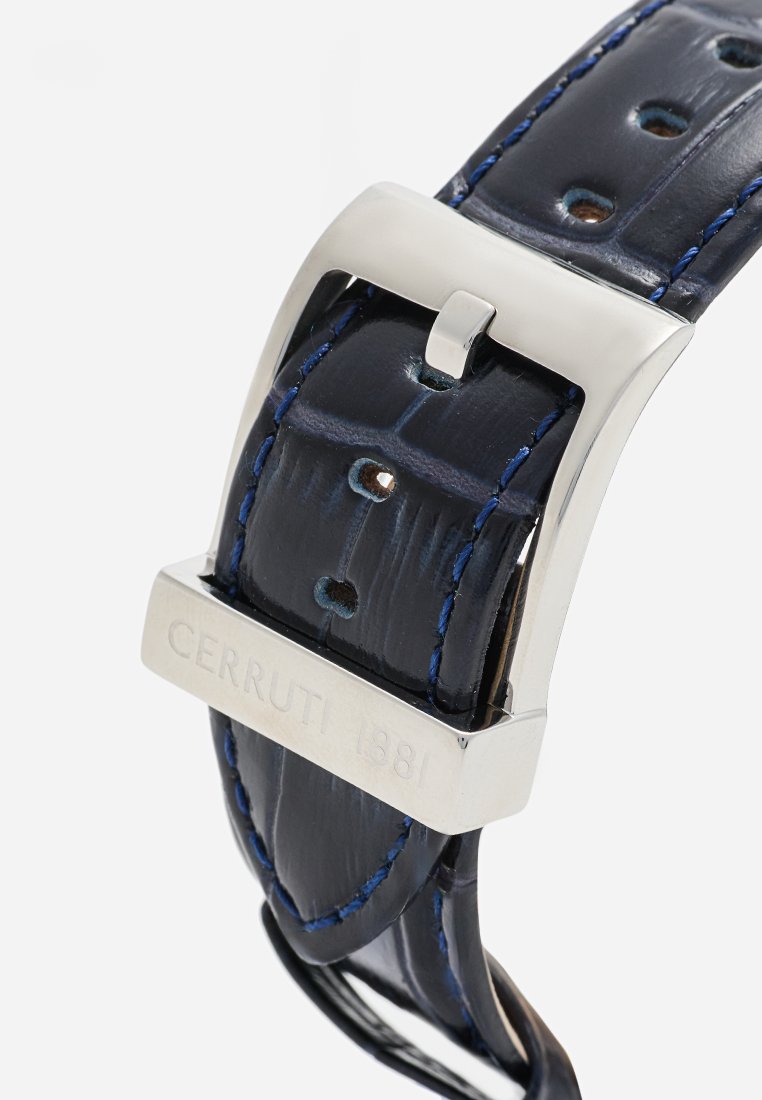 Bracelet de montre en cuir bleu foncé avec des coutures bleues, boucle en argent gravée "CERRUTI 1881" fixant le bracelet.