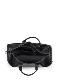 Bolsa de viaje de cuero negro con asas dobles, compartimentos con cremallera y una textura suave. El interior cuenta con múltiples bolsillos.