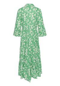 Grön blommig klänning med krage, trekvartsärmar, lager på lager-nederdel och lätt tyg med vita blommönster.