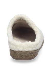 Witte wollen pantoffel met een zachte, gestructureerde bovenkant en een bruine vilten zool. De afgeronde achterkant en het open ontwerp verbeteren het comfort en de ademend vermogen.