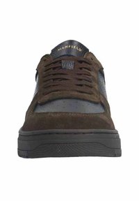 Bruine suède en mesh sneakers met een gestructureerde afwerking, voorzien van een zwarte zool, ronde neus en contrasterende gouden branding op de tong.