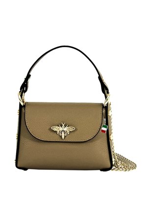 Braune Lederhandtasche mit einem Bienenemblem, schwarzen Akzenten und einem goldenen Kettenriemen. Verfügt über einen Klappenverschluss und dekorative Beschläge.