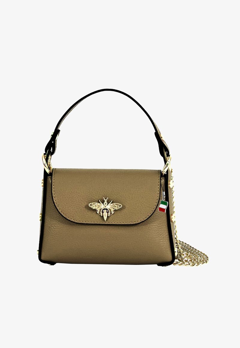 Sac à main en cuir marron avec un emblème d'abeille, accents noirs et une chaîne dorée. Il dispose d'une fermeture à rabat et de quincaillerie décorative.