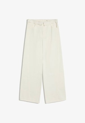 Pantalon blanc à jambes larges avec passants de ceinture, poches avant et fermeture avant dissimulée, posé à plat sur fond blanc.