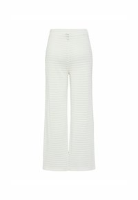 Pantalones de pierna ancha de color claro con un patrón rayado texturizado. Cintura elástica para mayor comodidad. La tela parece suave y ligera.