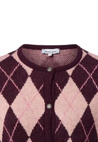 Cardigan argyle bordeaux et rose avec un col rond, fermeture à boutons et tissu tricoté texturé. Étiquette de marque visible à l'intérieur du col.
