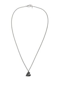 Collier chaîne ton argent avec pendentif en forme de cœur orné d'un motif d'éclair, surface lisse et finition polie.