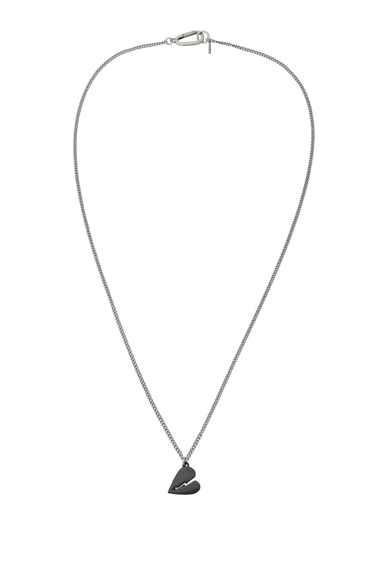 Collier chaîne ton argent avec pendentif en forme de cœur orné d'un motif d'éclair, surface lisse et finition polie.