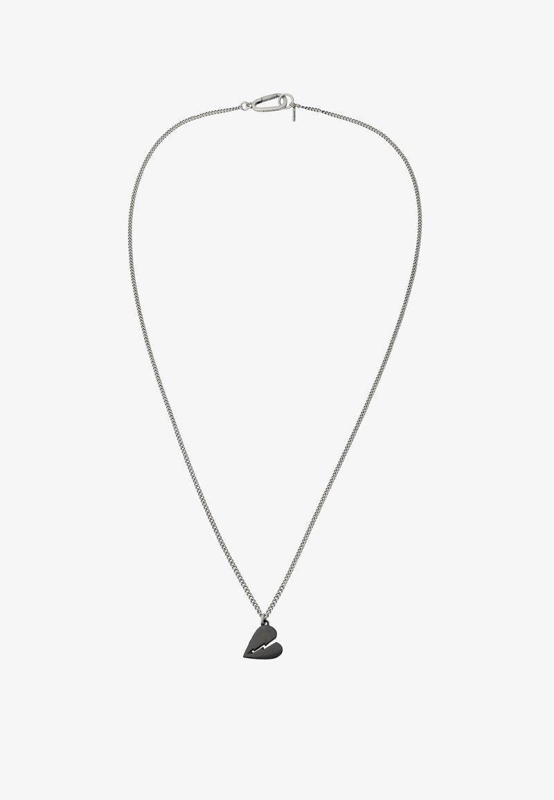 Collier chaîne ton argent avec pendentif en forme de cœur orné d'un motif d'éclair, surface lisse et finition polie.