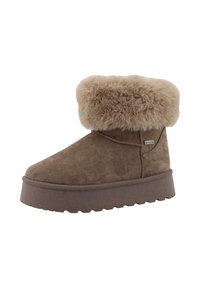 Bottine en suede marron avec un revers en fausse fourrure pelucheux, semelle texturée et un design à bout rond. Présente un petit logo sur le côté.