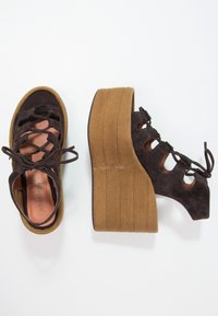 Jeffrey Campbell Sandály na vysokém podpatku - dark brown