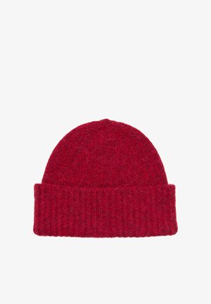 Rode gebreide muts met opgerolde boord, zachte textuur en een afgeronde bovenkant. Gemaakt van wol voor warmte en comfort.