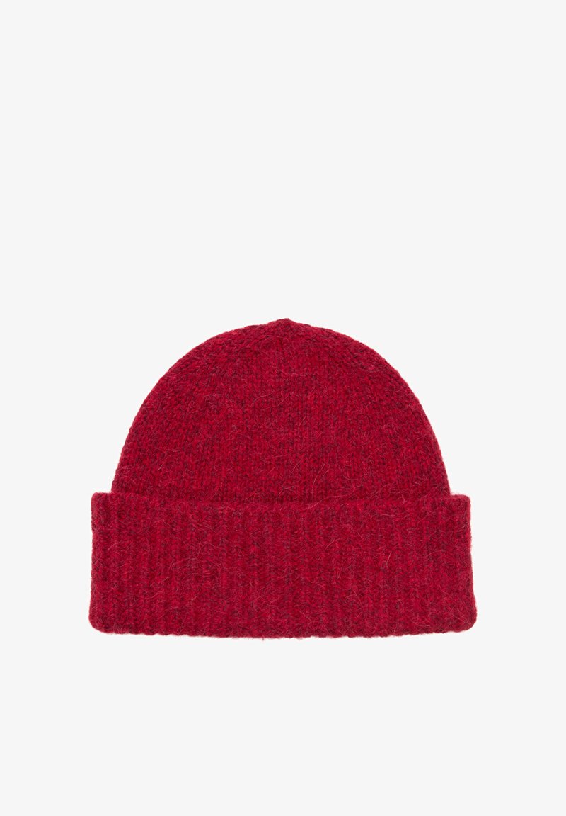 Czerwona dziergana czapka z nawiniętym mankietem, miękka w dotyku, z zaokrąglonym wierzchołkiem. Wykonana z wełny dla zapewnienia ciepła i komfortu.