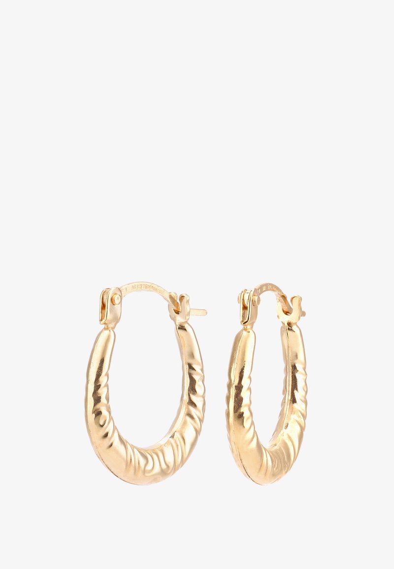 Orecchini a cerchio in oro con texture attorcigliata e chiusura a cerniera, che mostrano una superficie liscia e riflettente e una forma curva distintiva.