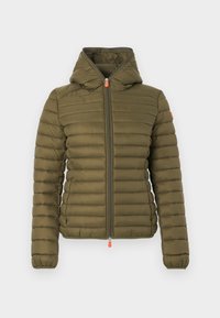 Λαδί πράσινο κοντό μπουφάν με επένδυση, κουκούλα, εμπρόσθιο φερμουάρ με πορτοκαλί τμήματα για εύκολο κράτημα, και ελαστικά τελειώματα στα μανίκια, εμφανίζεται σε λευκό φόντο.