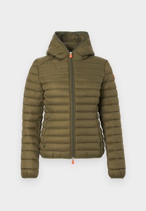 Λαδί πράσινο κοντό μπουφάν με επένδυση, κουκούλα, εμπρόσθιο φερμουάρ με πορτοκαλί τμήματα για εύκολο κράτημα, και ελαστικά τελειώματα στα μανίκια, εμφανίζεται σε λευκό φόντο.