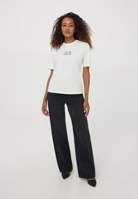Terranova CON SCRITTA E STRASS - T-shirt con stampa - bianco lana