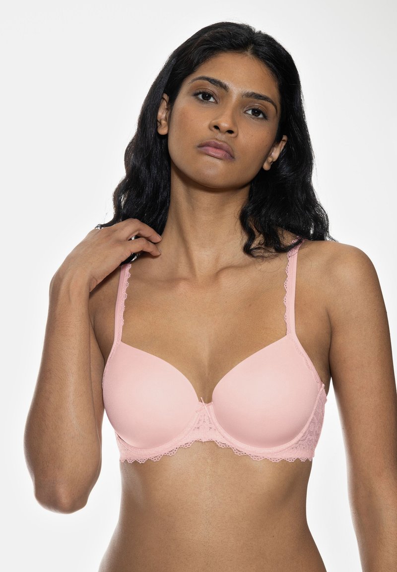 Ljust rosa vadderad bh med spetskanter, försedd med justerbara band och en slät yta, designad för komfort och stöd.