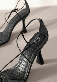 Next REGULAR FIT - SIGNATURE TOE STRAPPY HEELS - T veida siksniņu sandales - black