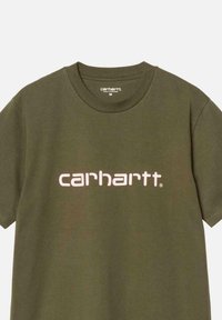 Camiseta de algodón color verde oliva con mangas cortas, cuello redondo y logo impreso en blanco que dice "carhartt" en la parte frontal. Talla M.