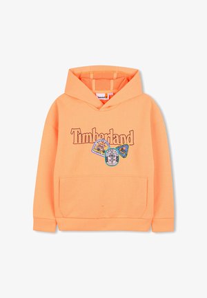 Sweat à capuche orange avec une poche avant et une capuche à cordon, arborant « Timberland » et trois écussons colorés sur la poitrine.