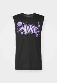 T-shirt noir sans manches Nike avec texte "NIKE" style graffiti rose et bleu et petits motifs de ballons de basket à l'avant.