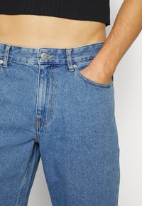 Les Deux RYDER - Calças de ganga de corte relaxado - medium indigo wash