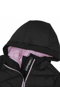 Czarna ocieplana kurtka ze różowym wnętrzem, z kapturem i zapięciem na zamek. Zawiera markowy detal na szyi oraz teksturowany materiał.