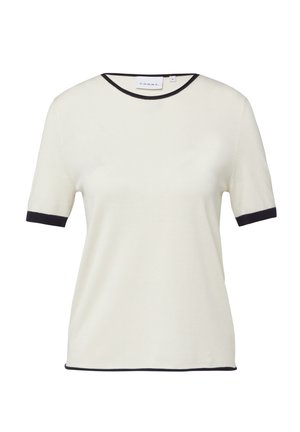Kremowa bluzka z krótkim rękawem z czarną lamówką na kołnierzyku, krawędziach rękawów i dole, prezentowana na białym tle.