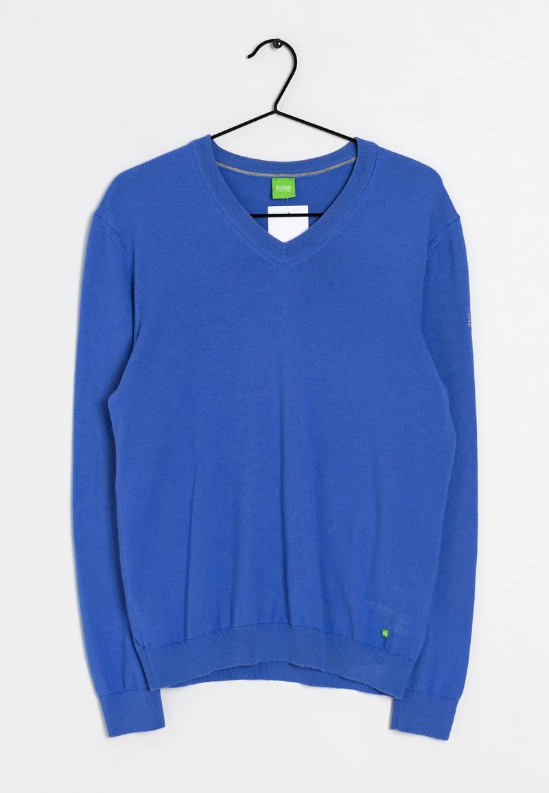 Blauer V-Ausschnitt-Pullover aus weichem Material, mit langen Ärmeln, gerippten Bündchen und Saum, und einem kleinen grünen Etikett an der unteren linken Seite.