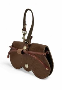 Étui à lunettes en cuir marron avec une surface texturée, forme arrondie, fermeture magnétique et une sangle détachable. Comporte des branches rouges.