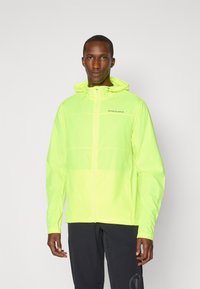 Helle neon-gelbe Jacke mit Kapuze, ausgestattet mit einem Frontreißverschluss, elastischen Bündchen und dem Markennamen "ENDURA" auf der Brust gedruckt.