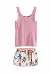 Roze geribbelde tanktop met rechte halslijn, gecombineerd met gestreepte shorts met tropische ontwerpen in pastelkleuren en een roze tailleband.
