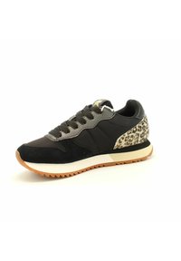 Sneaker nera in materiali scamosciati e mesh, con un accento a stampa leopardata sul tallone, dettagli grigi e una suola in gomma testurizzata.
