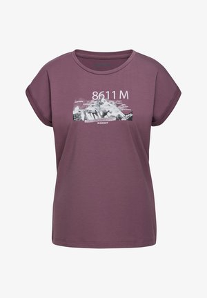 Fioletowa bawełniana koszulka z krótkimi, podwiniętymi rękawami z grafiką i napisem "8611M", przedstawiająca górskie krajobrazy oraz nazwy geograficzne.