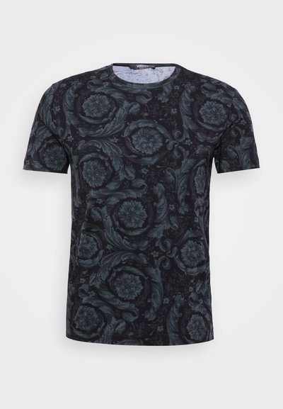 Tricou negru cu mânecă scurtă, prezentând un model floral întunecat cu desene complicate și spiralate. Guler rotund, textură de material moale.